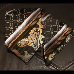 Daniel Elissa Tie and Handkerchief Set